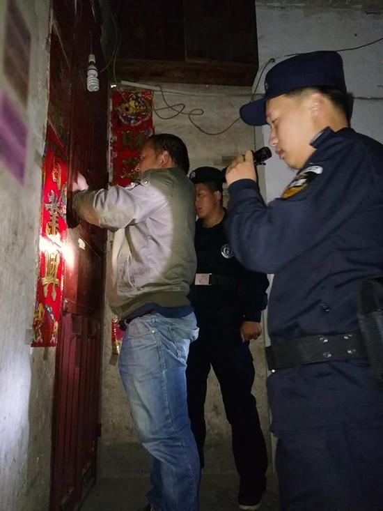 商洛地区粗心妈妈误将幼女锁家中 民警全城寻开锁师傅开门